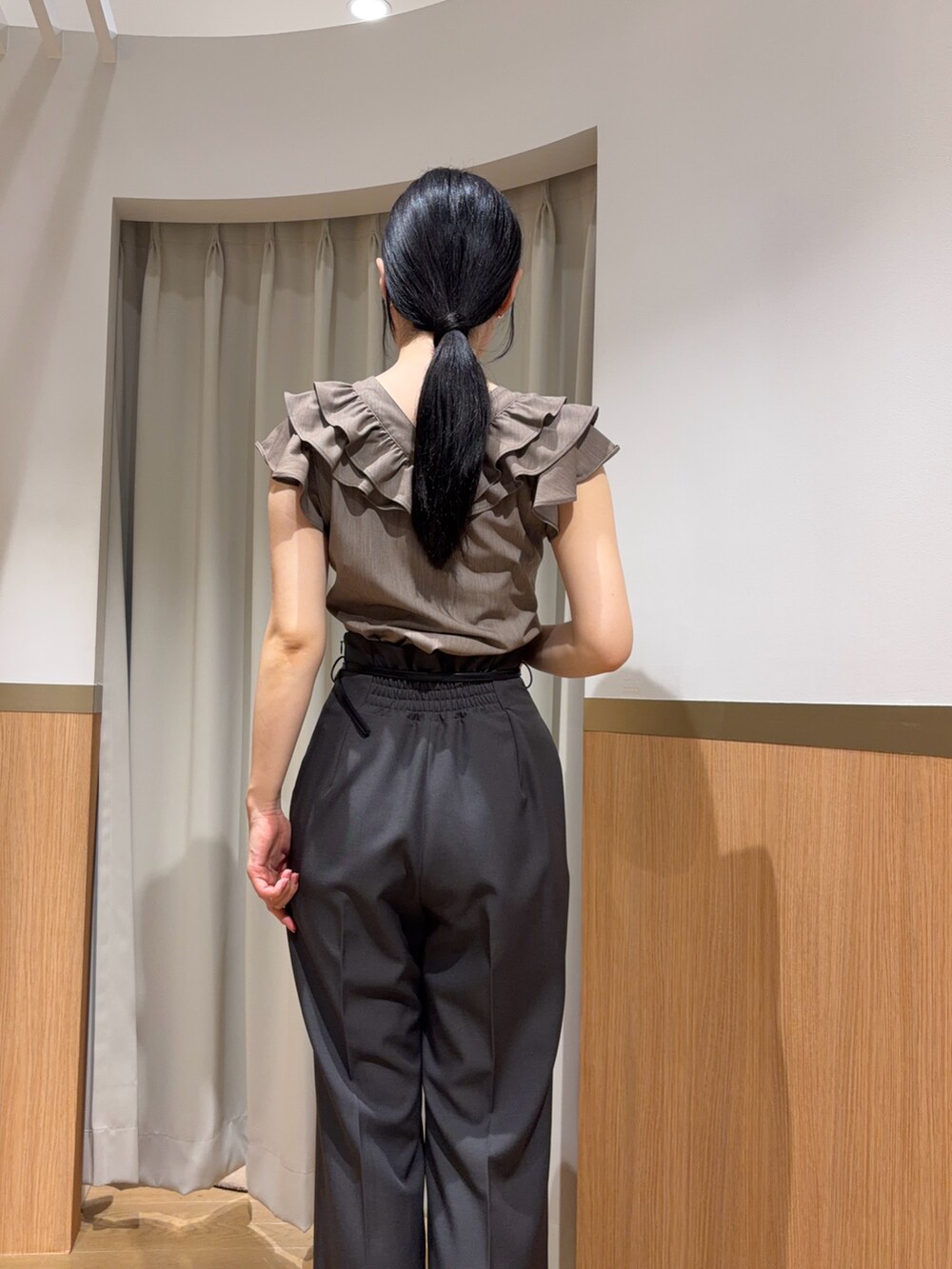 ブラウン系のシャツ/ブラウス、グレー系のその他パンツを着用したレディースの夏コーディネートの6枚目の写真