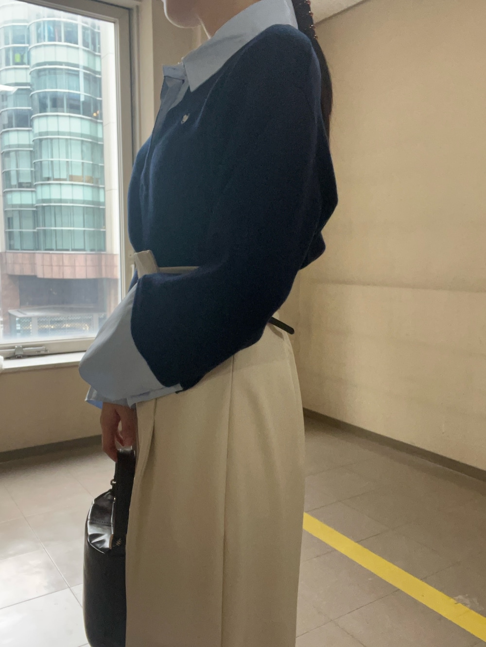 ホワイト系のその他パンツ、ブルー系のニット/セーターを着用したレディースの冬コーディネートの5枚目の写真