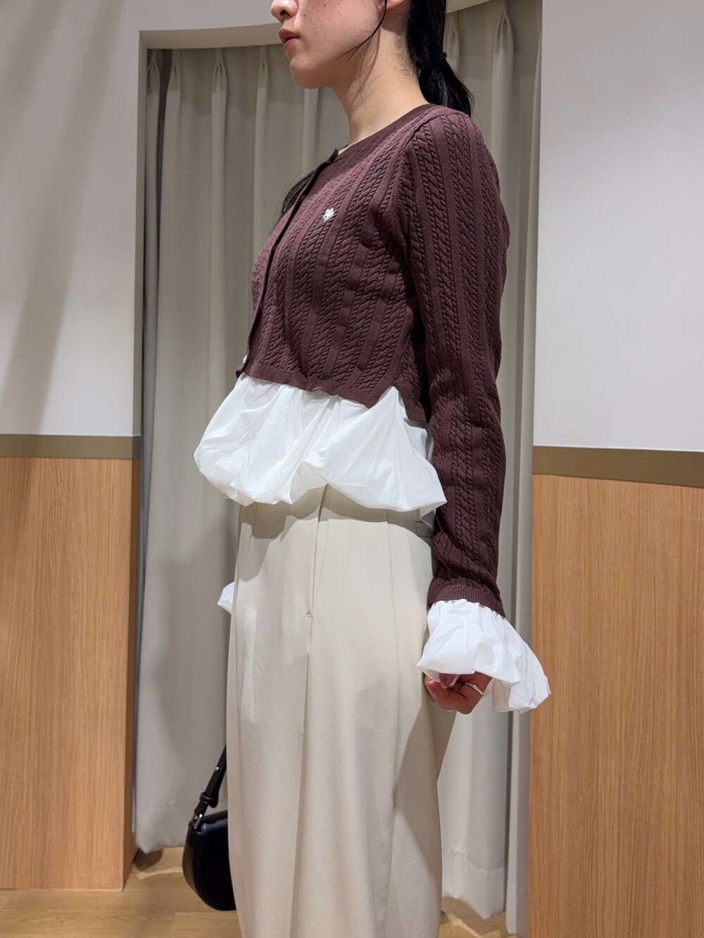 ホワイト系のその他パンツ、ブラウン系のカーディガン/ボレロを着用したレディースの夏コーディネートの5枚目の写真