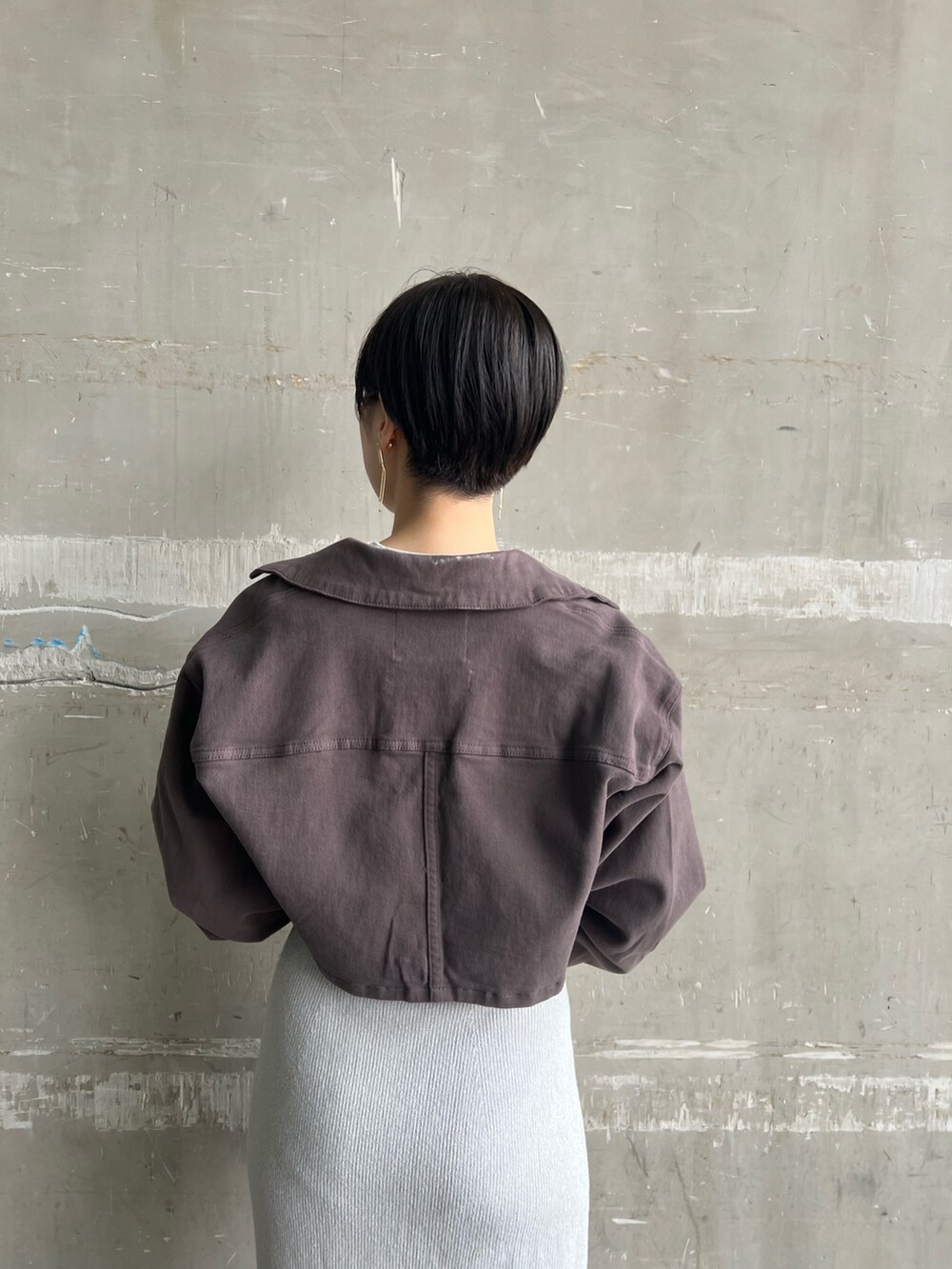 ホワイト系のハンドバッグ、グレー系のテーラードジャケット、ブルー系のワンピースを着用したレディースの春コーディネートの3枚目の写真