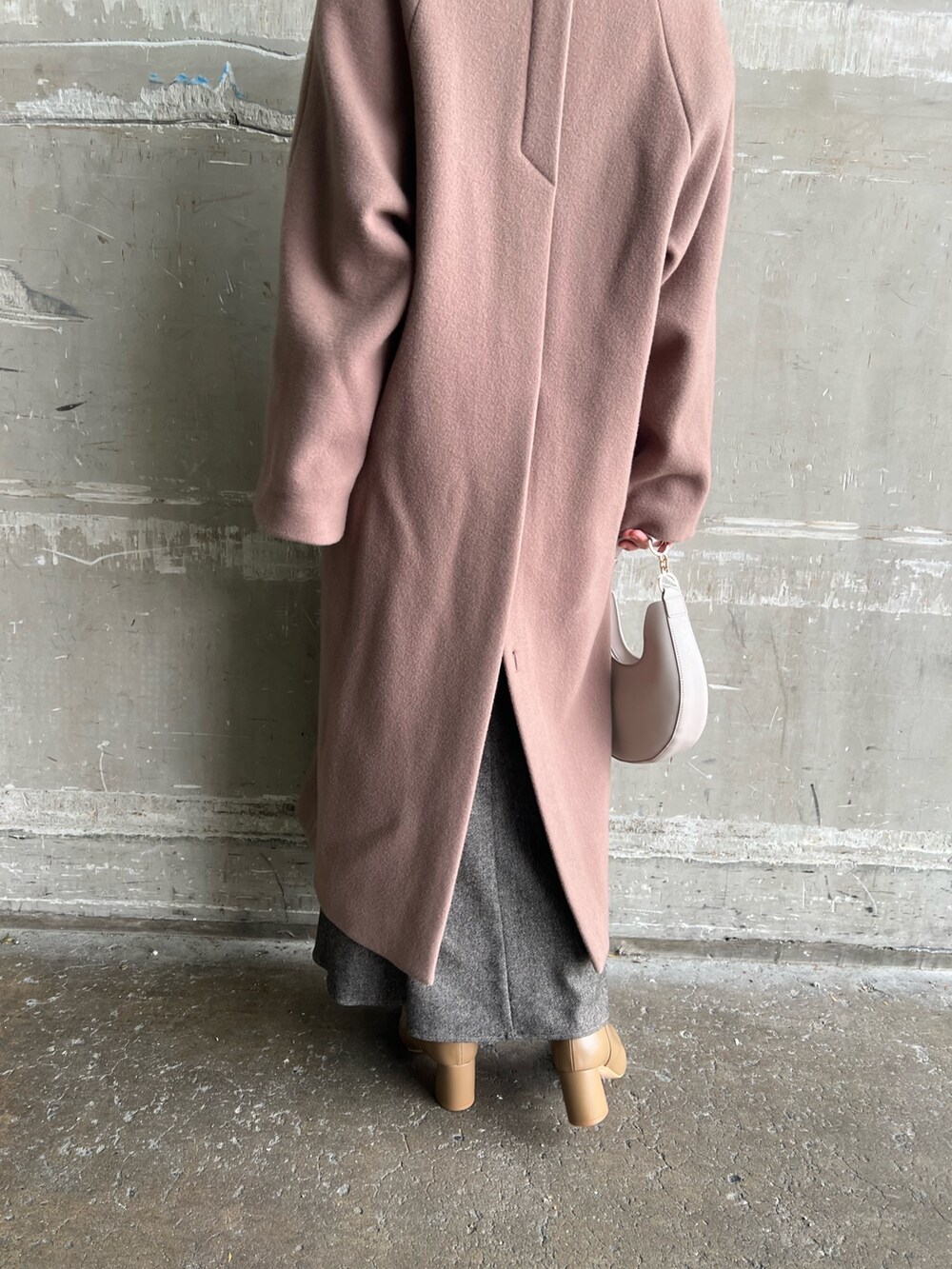 ブラウン系のスカート、ベージュ系のブーツ、ブラウン系のチェスターコートを着用したレディースの秋コーディネートの7枚目の写真