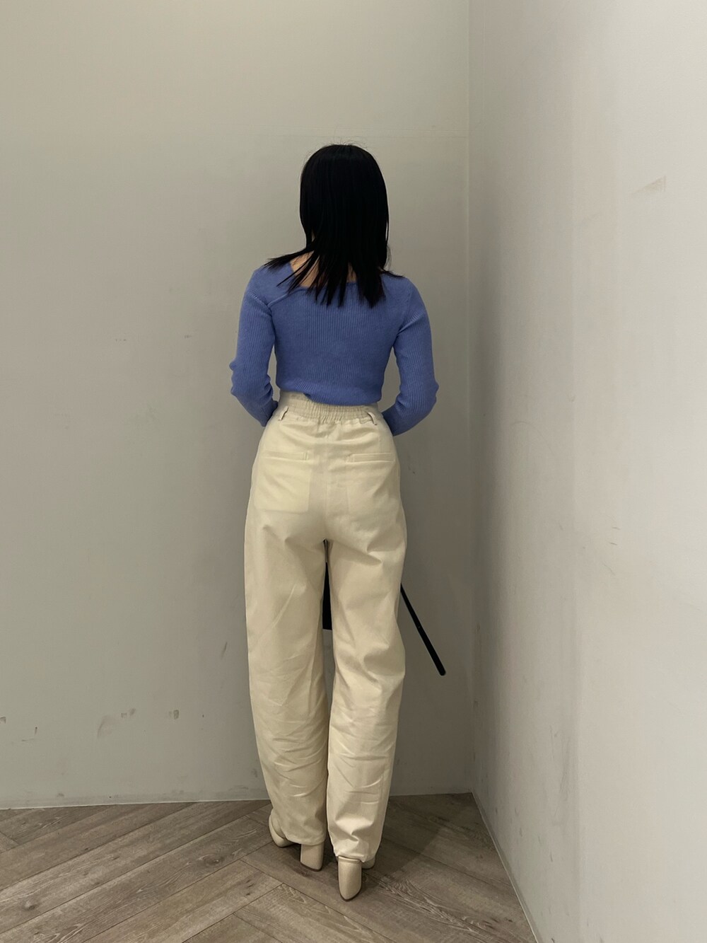 ブルー系のニット/セーター、ホワイト系のその他パンツ、ホワイト系のサンダルを着用したレディースの春コーディネートの3枚目の写真