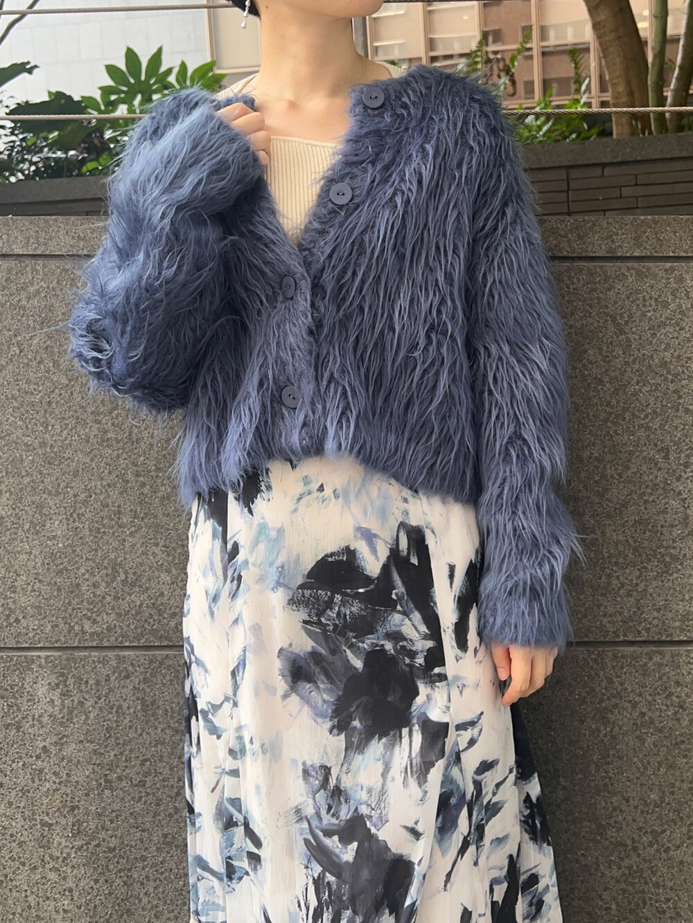 ブルー系のスカート、ブルー系のニット/セーター、ブルー系のカーディガン/ボレロを着用したレディースの秋コーディネートの4枚目の写真