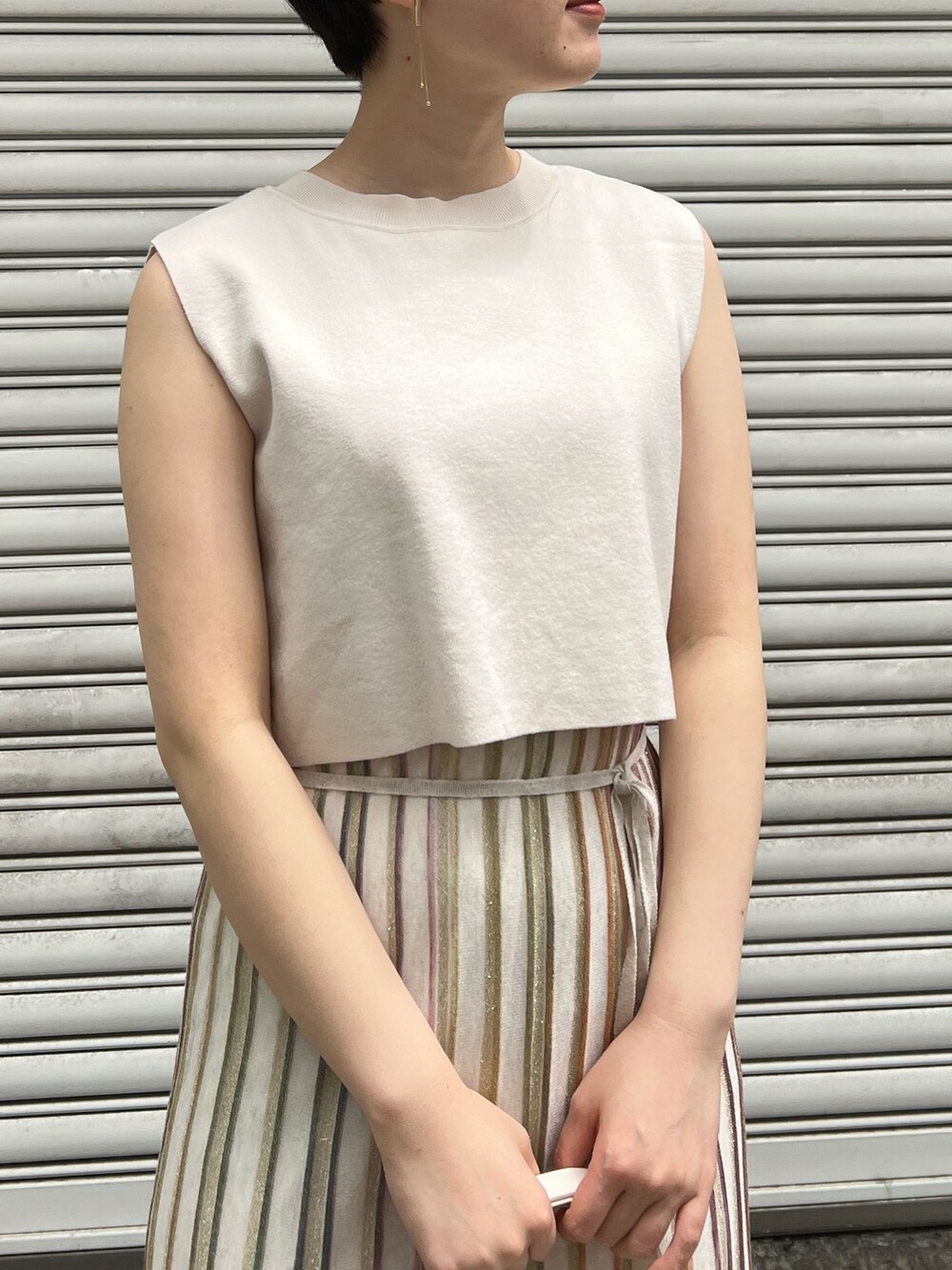 ホワイト系のショルダーバッグ、ベージュ系のサンダル、ホワイト系のワンピースを着用したレディースの春コーディネートの7枚目の写真