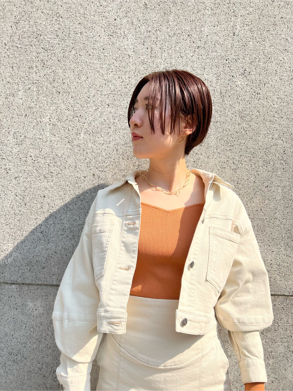 ホワイト系のブルゾン、ホワイト系のスカート、ホワイト系のハンドバッグを着用したレディースの春コーディネートの8枚目の写真