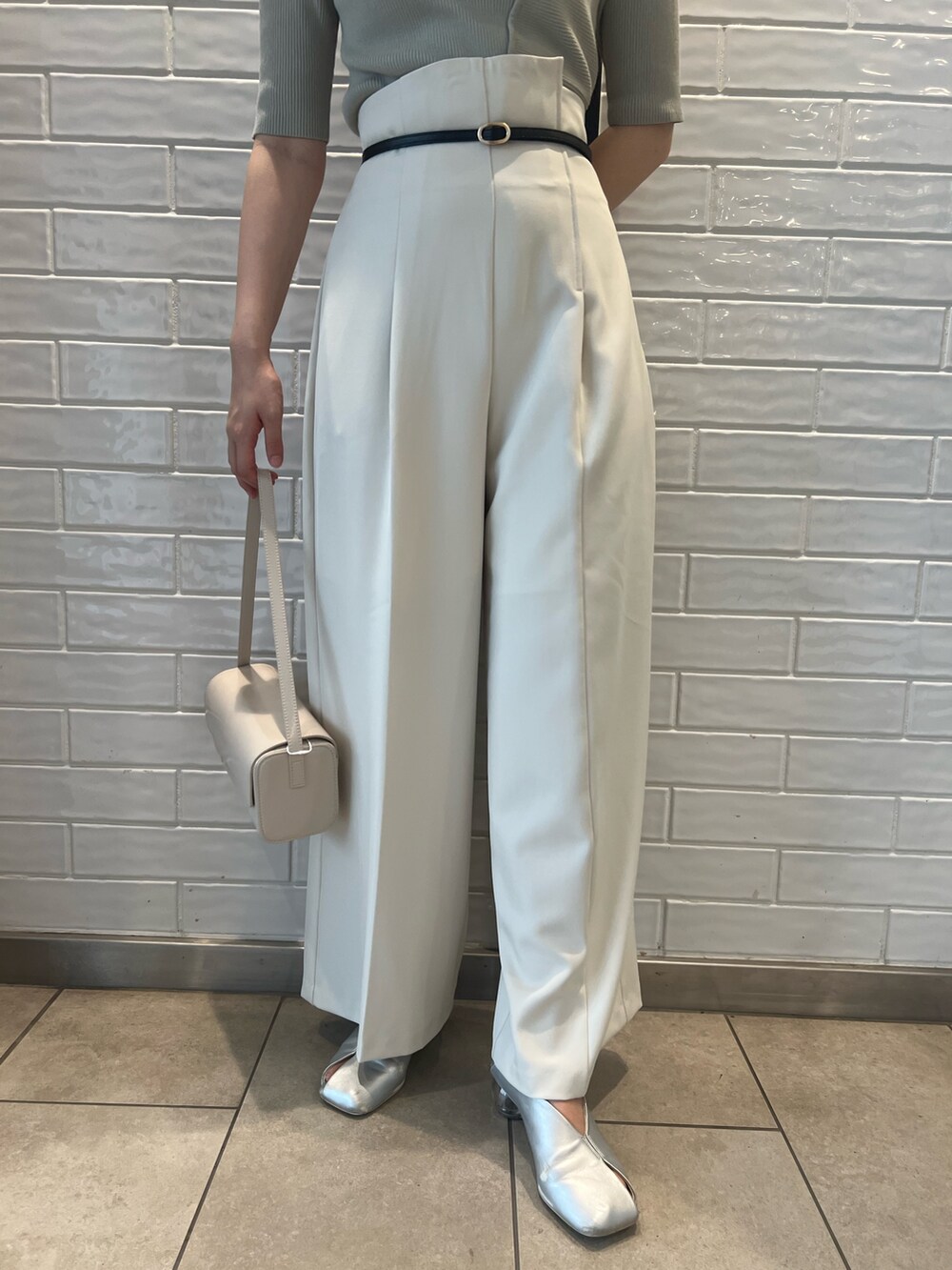 シルバー系のパンプス、グリーン系のニット/セーター、ホワイト系のその他パンツを着用したレディースの秋コーディネートの7枚目の写真