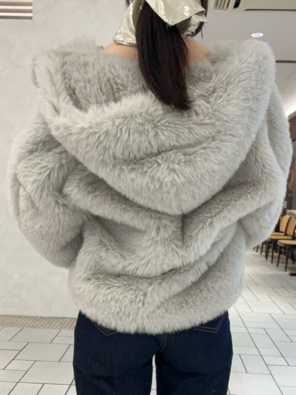 ブルー系のデニムパンツ、グレー系のその他アウター、グレー系のニット/セーターを着用したレディースの冬コーディネートの4枚目の写真