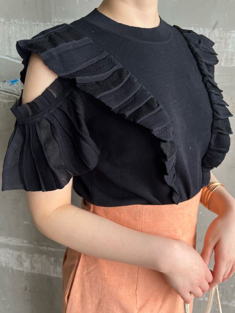 オレンジ系のスカート、その他のパンプス、ブラック系のニット/セーターを着用したレディースの春コーディネートの5枚目の写真