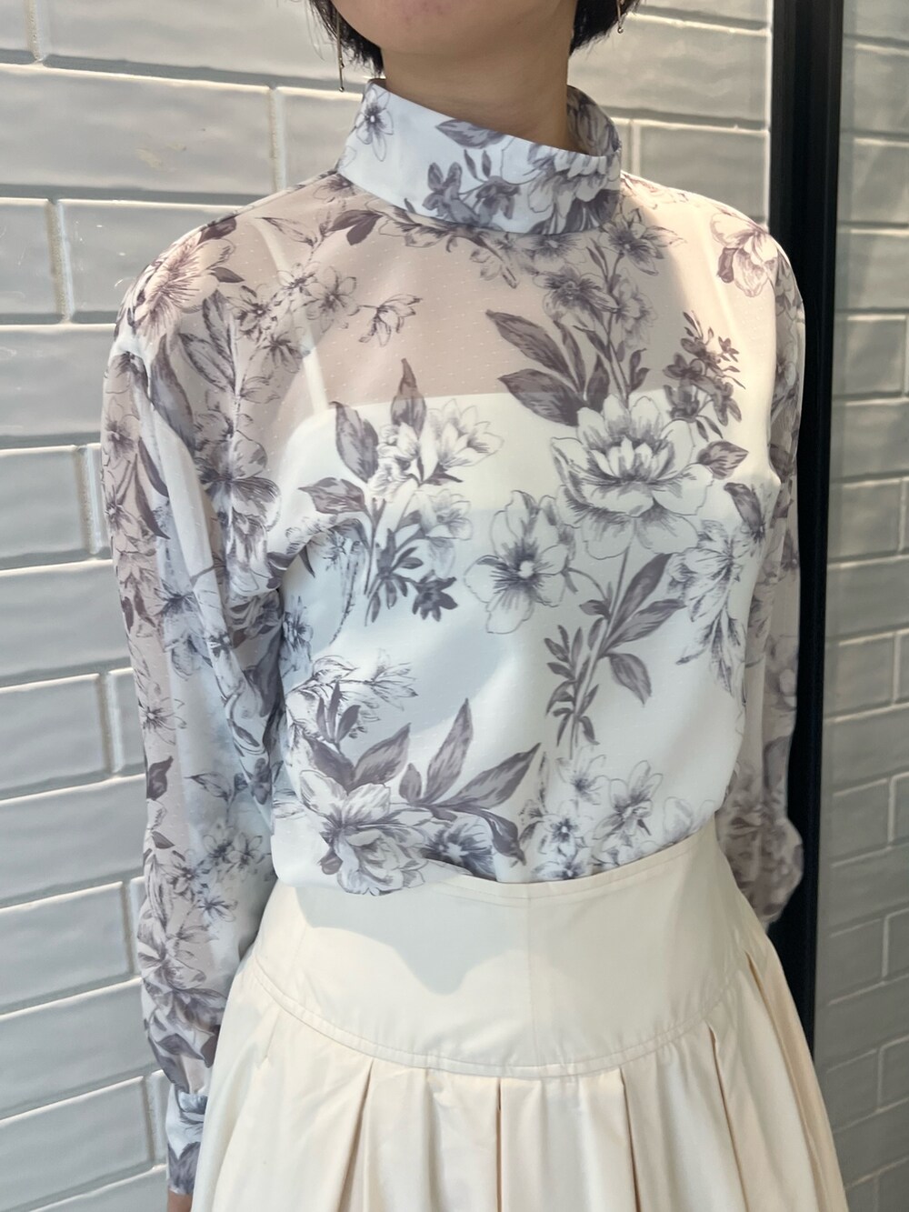 ホワイト系のスカート、ベージュ系のブーツ、ブラウン系のシャツ/ブラウスを着用したレディースの冬コーディネートの6枚目の写真