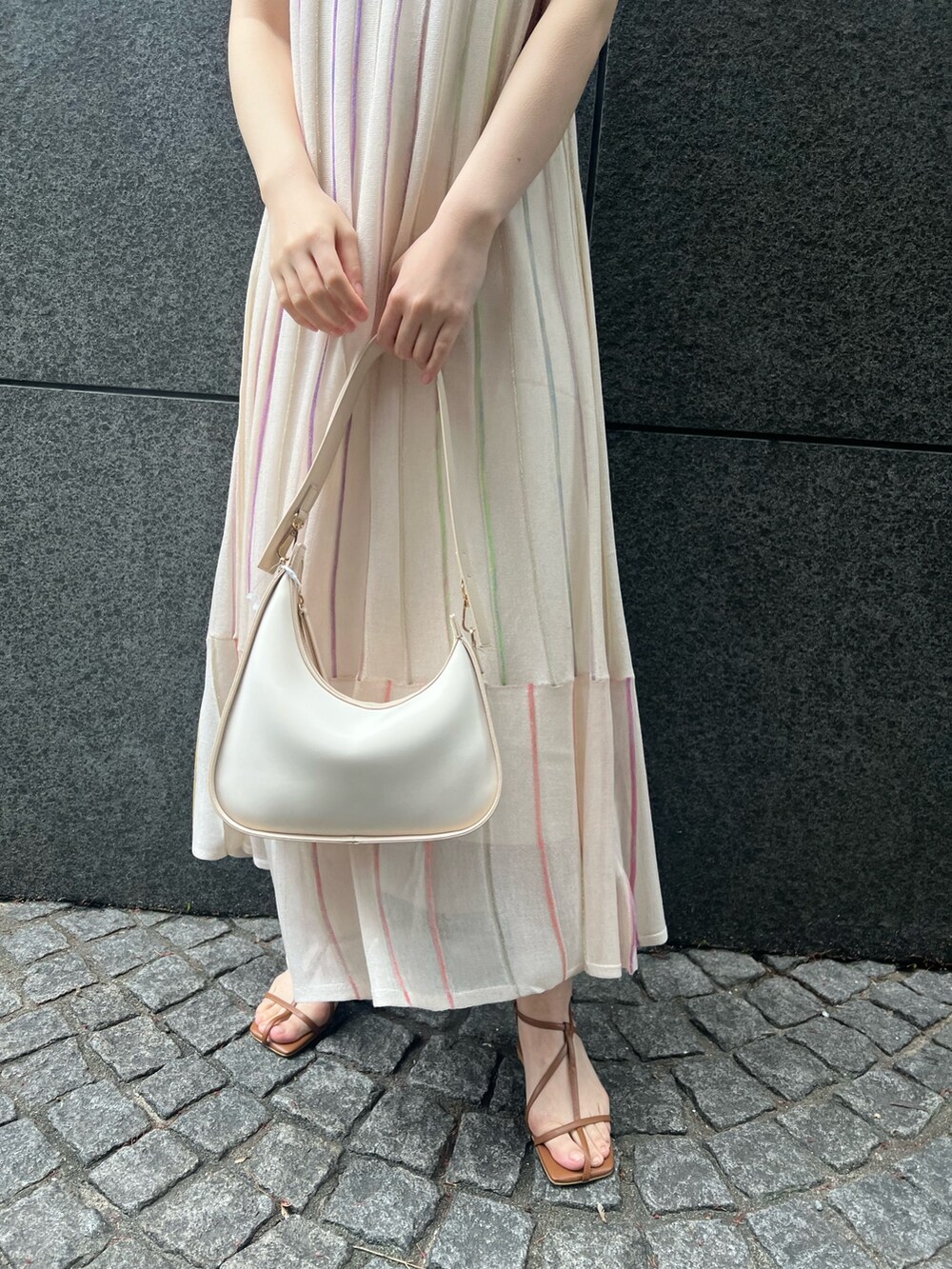 「LAGUNAMOONのナローストラップサンダル（サンダル、イエロー系）」を使った、RUNA ONISHIさん（レディース・163cm）の春コーディネートの8枚目の写真