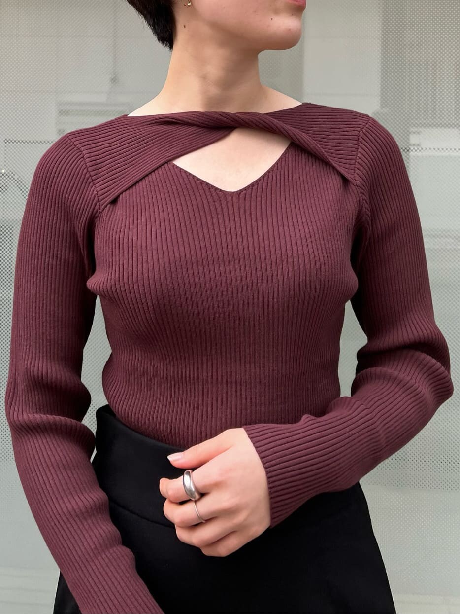 ベージュ系のその他シューズ、ブルー系のその他アウター、ブラック系のスカートを着用したレディースの秋コーディネートの6枚目の写真