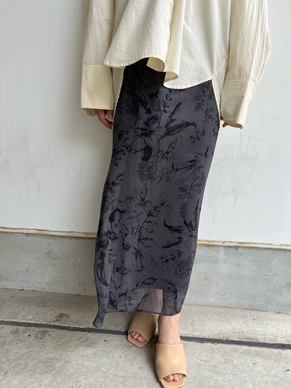 ベージュ系のサンダル、ホワイト系のスカート、ホワイト系のシャツ/ブラウスを着用したレディースの秋コーディネートの8枚目の写真