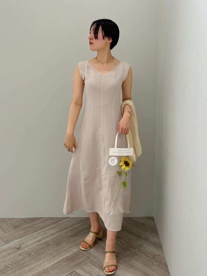 グリーン系のサンダル、ベージュ系のワンピース、ホワイト系のカーディガン/ボレロを着用したレディースの夏コーディネートの2枚目の写真