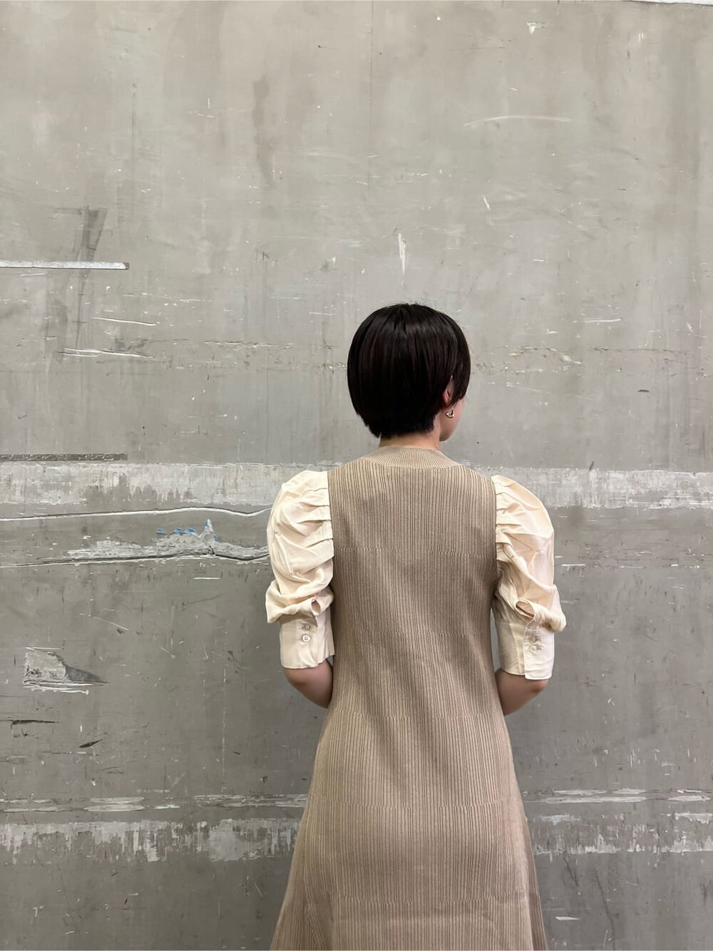 ベージュ系のワンピース、ベージュ系のブーツ、ブラック系のショルダーバッグを着用したレディースの夏コーディネートの6枚目の写真