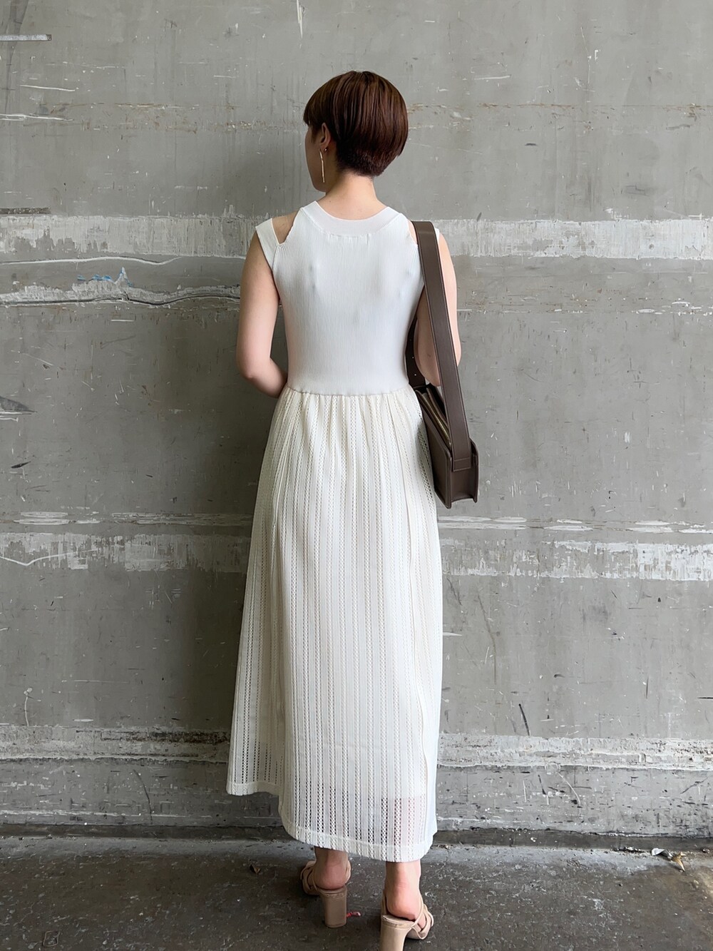 ベージュ系のサンダル、ベージュ系のショルダーバッグ、ホワイト系のワンピースを着用したレディースの夏コーディネートの2枚目の写真