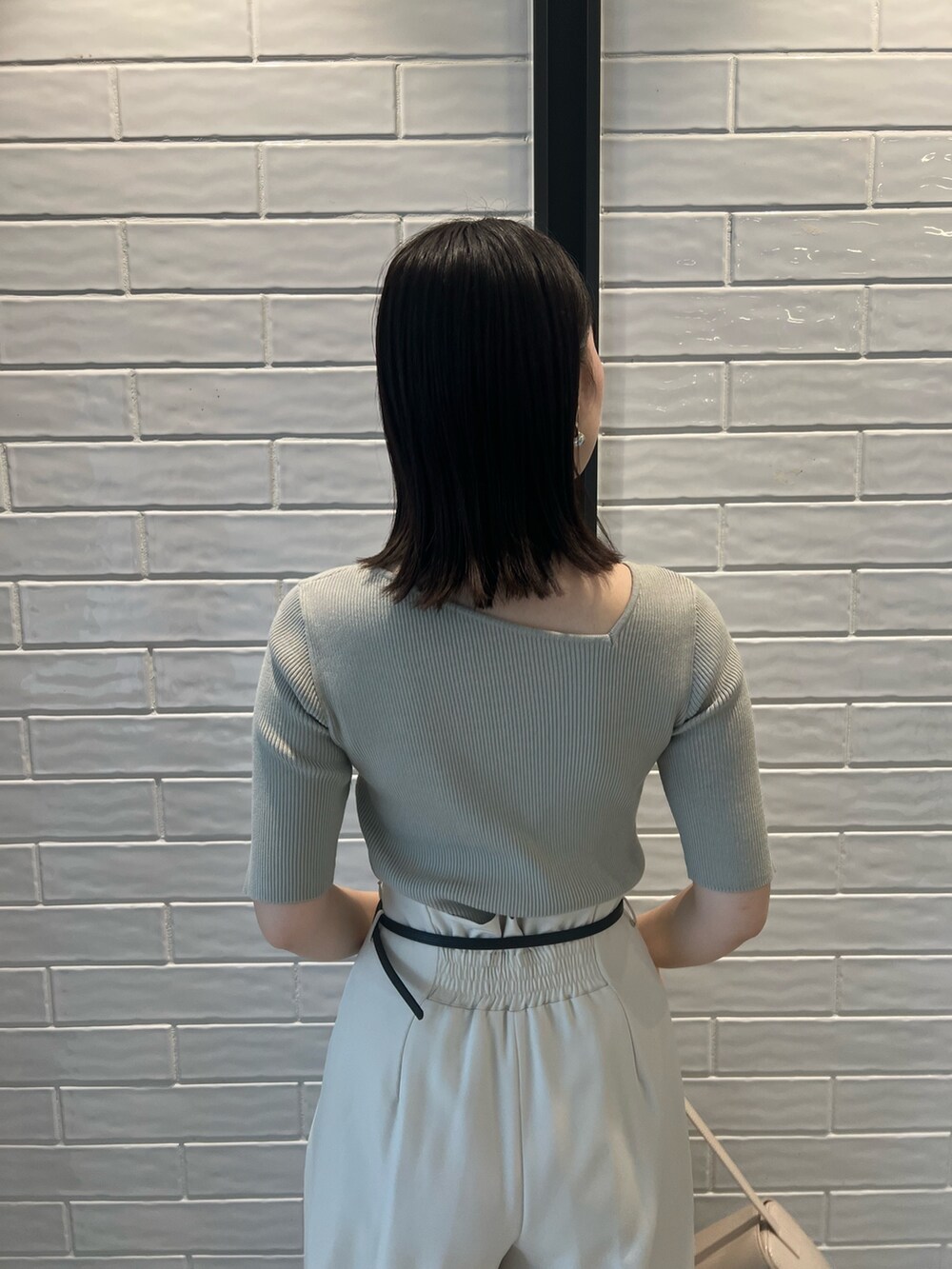 シルバー系のパンプス、グリーン系のニット/セーター、ホワイト系のその他パンツを着用したレディースの秋コーディネートの5枚目の写真