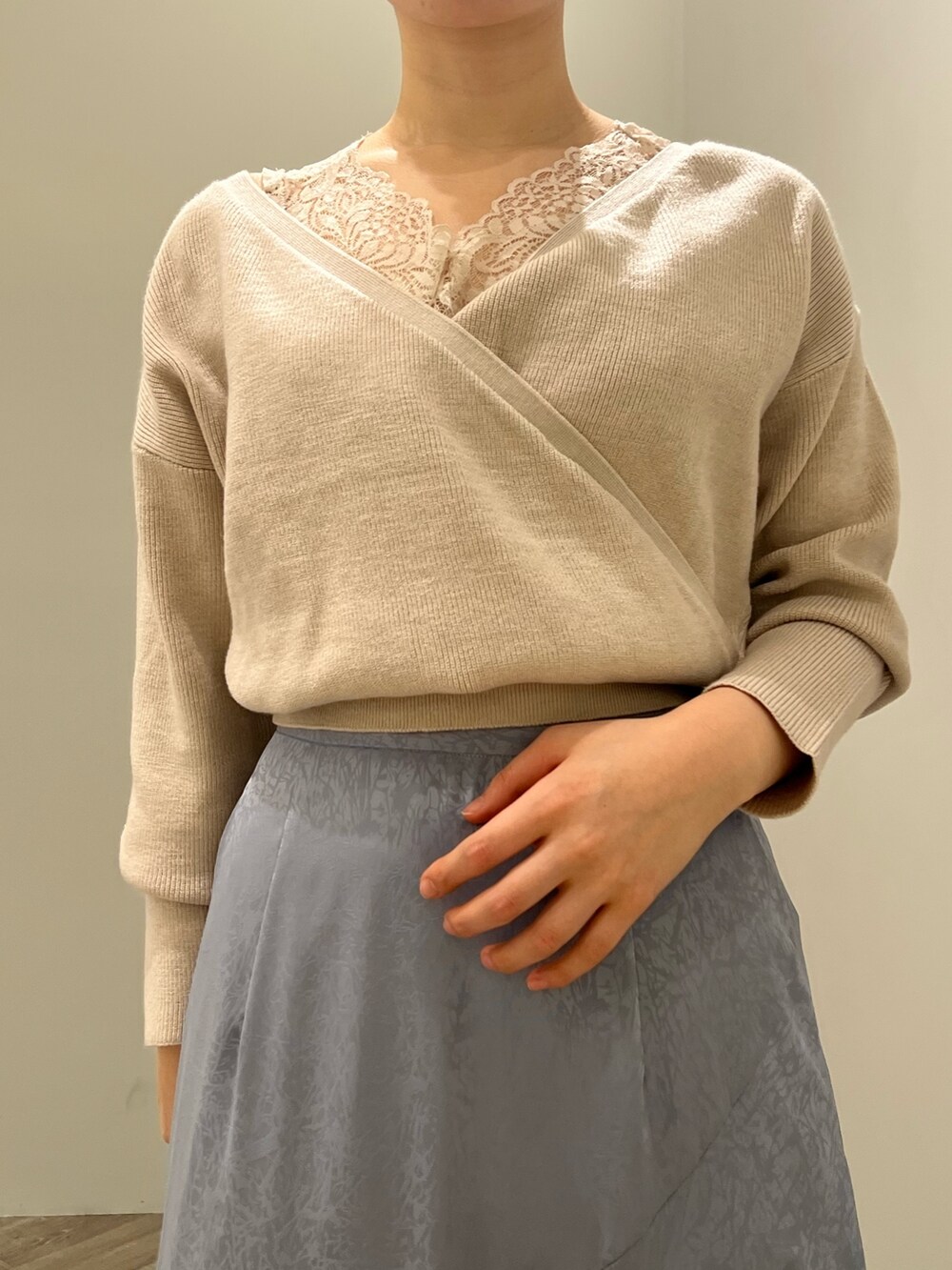 レッド系のブーツ、ブルー系のスカート、グレー系のニット/セーターを着用したレディースの冬コーディネートの4枚目の写真