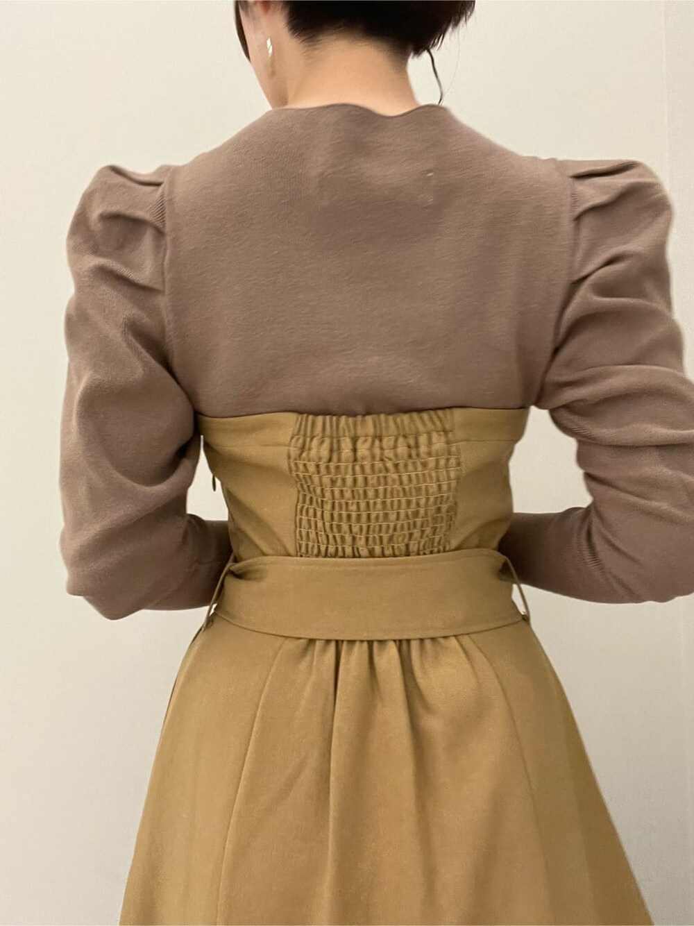 ベージュ系のワンピース、シルバー系のピアス（両耳用）を着用したレディースの夏コーディネートの5枚目の写真