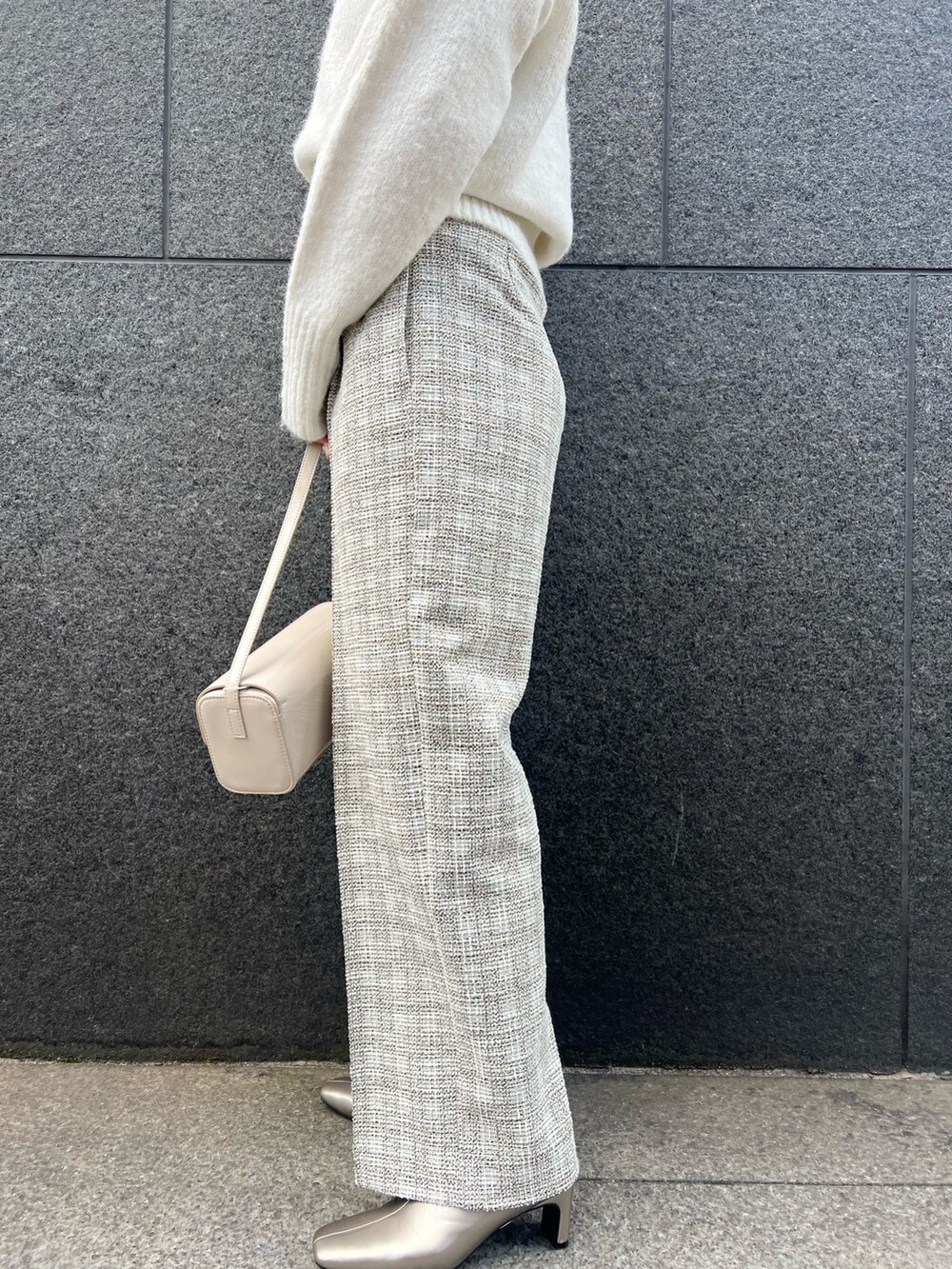 ホワイト系のニット/セーター、ホワイト系のその他パンツ、シルバー系のブーツを着用したレディースの冬コーディネートの7枚目の写真
