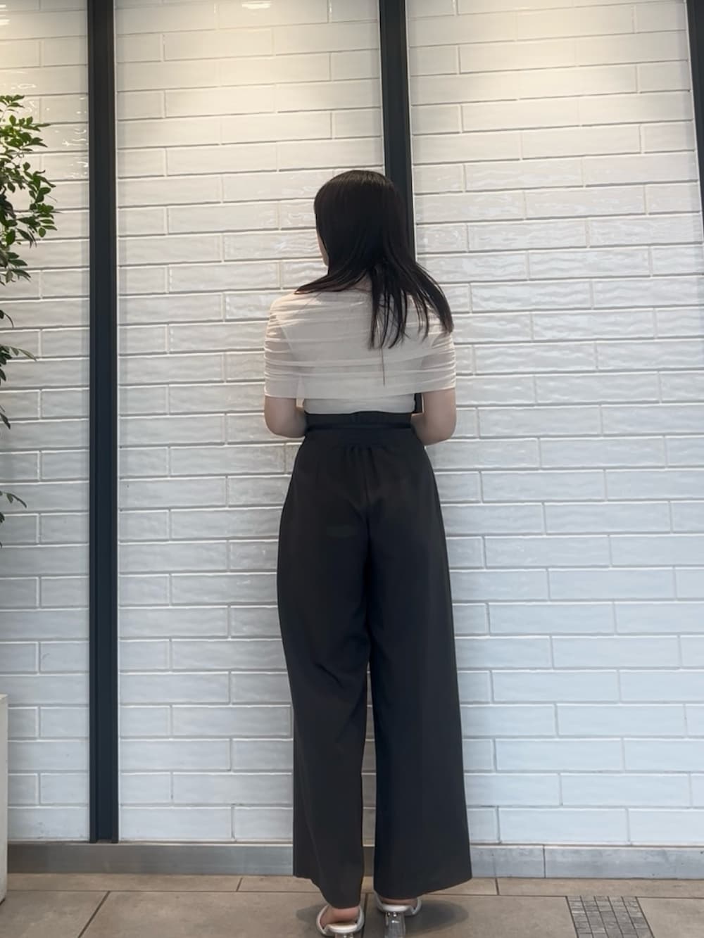 「LAGUNAMOONのノースリーブオフショルチュールトップス（Tシャツ/カットソー、ホワイト系）」を使った、RUNA ONISHIさん（レディース・163cm）の夏コーディネートの3枚目の写真