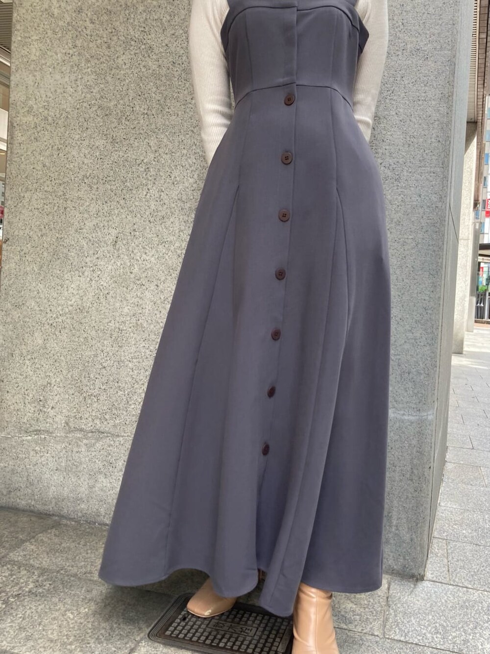 ベージュ系のその他シューズ、グレー系のスカート、ブラウン系のショルダーバッグを着用したレディースの秋コーディネートの5枚目の写真