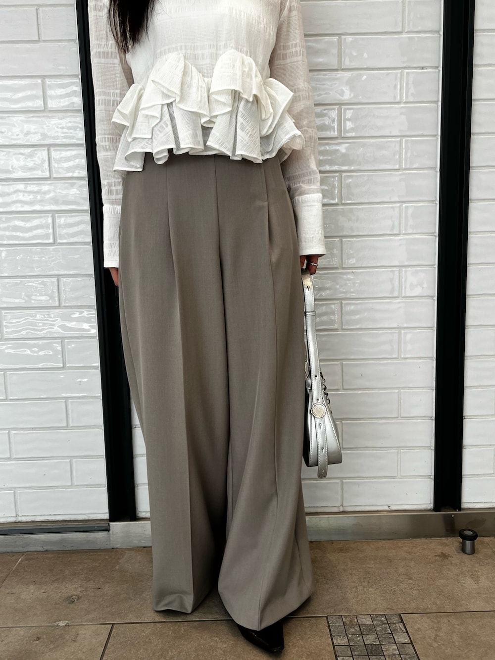 ホワイト系のシャツ/ブラウス、ブラウン系のその他パンツ、ブラック系のパンプスを着用したレディースの春コーディネートの6枚目の写真