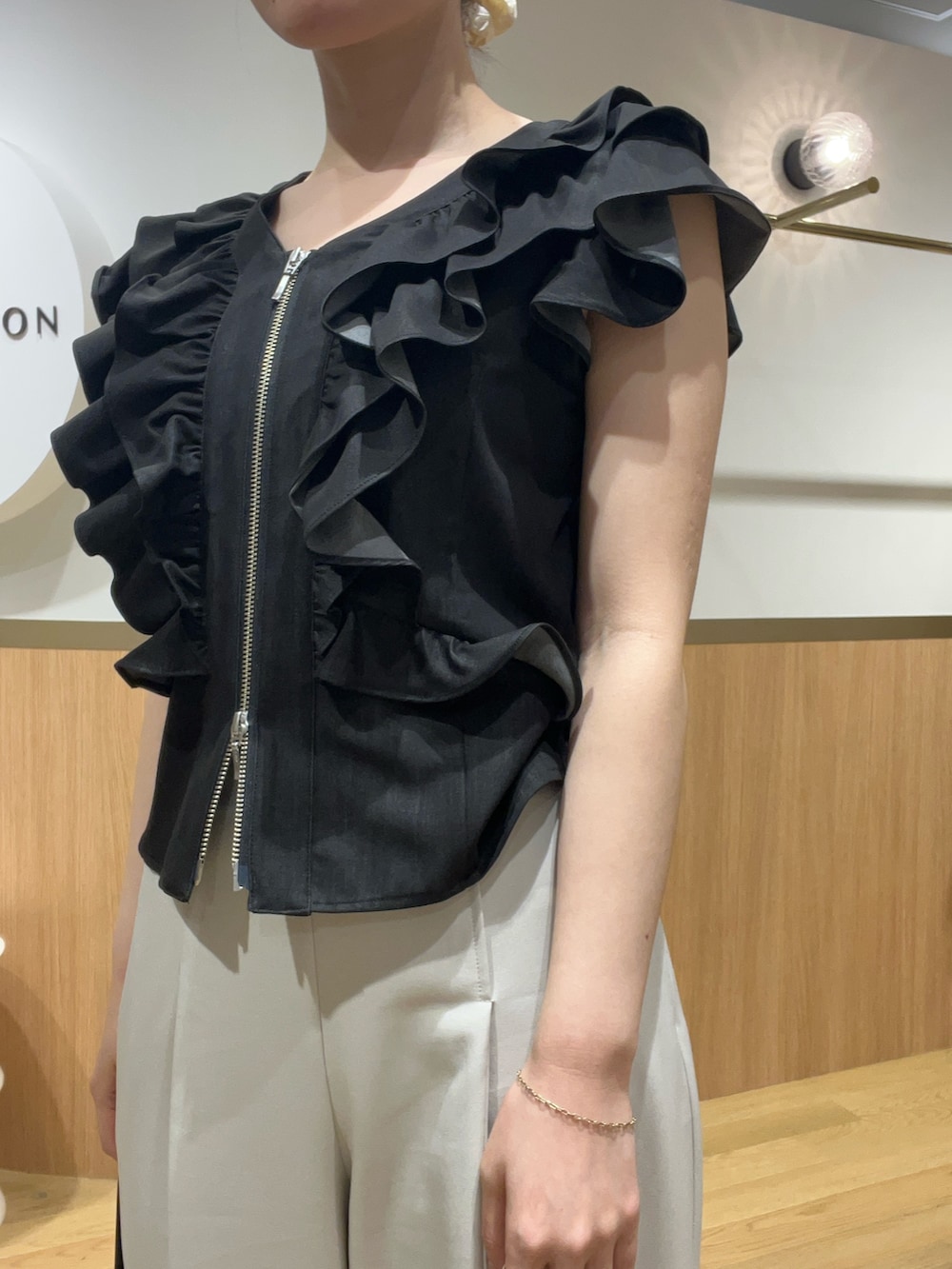 ホワイト系のその他パンツ、ブラック系のシャツ/ブラウスを着用したレディースの春コーディネートの4枚目の写真