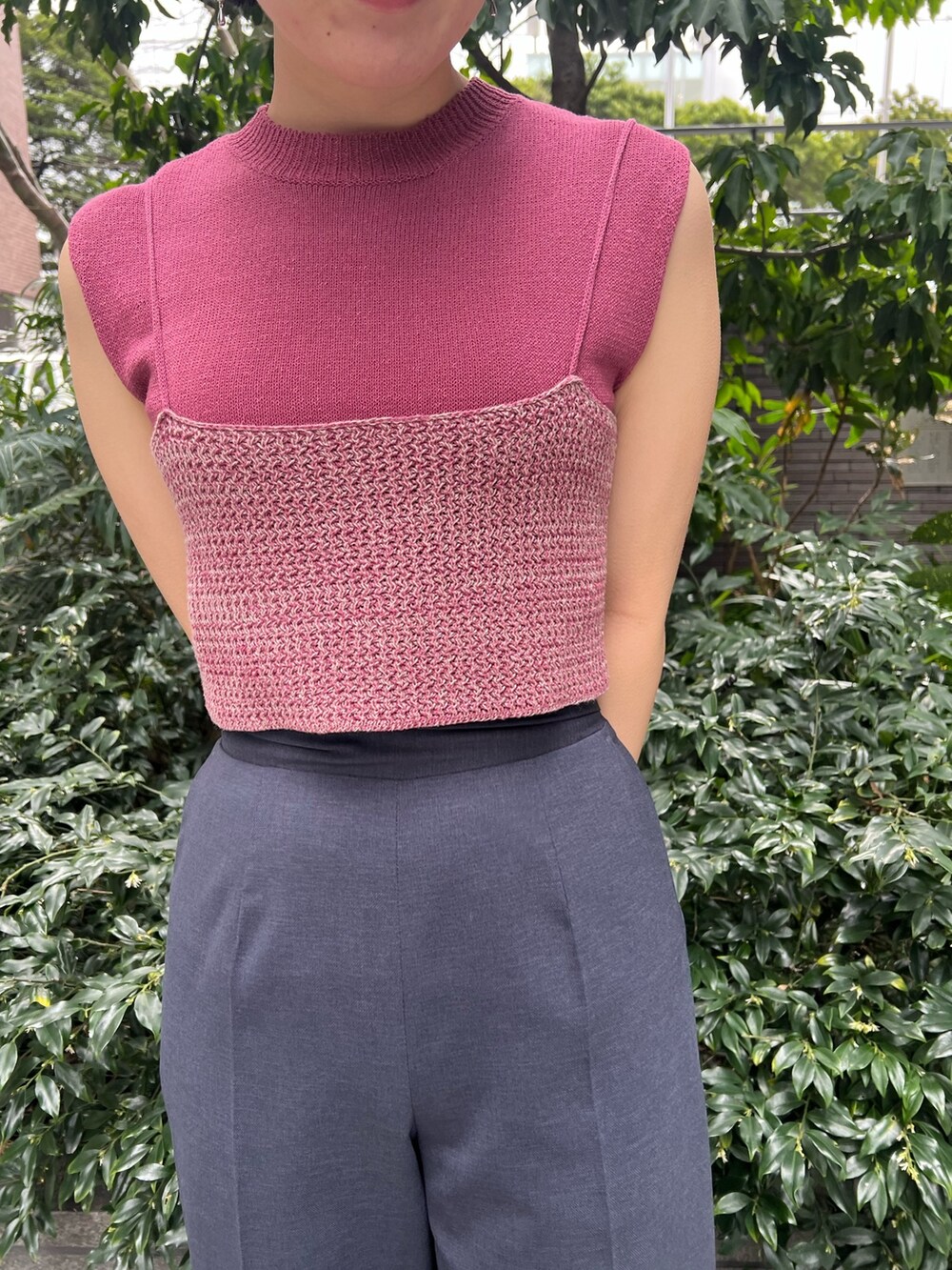 その他のサンダル、ブラック系のハンドバッグ、ピンク系のニット/セーターを着用したレディースの春コーディネートの3枚目の写真