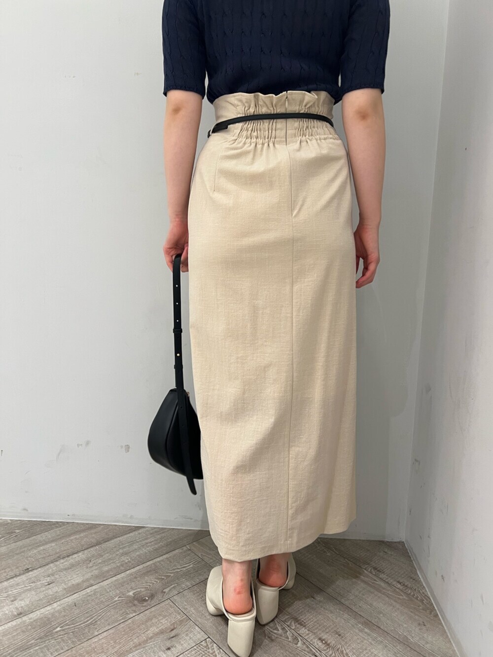 ブルー系のニット/セーター、ホワイト系のサンダル、ベージュ系のテーラードジャケットを着用したレディースの春コーディネートの9枚目の写真