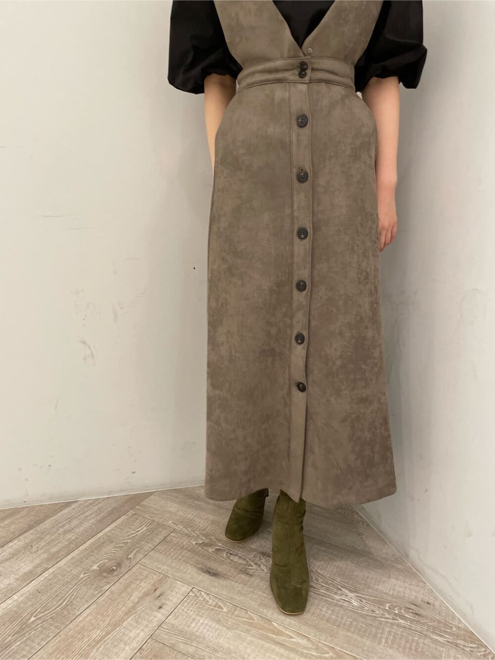 ブラック系のシャツ/ブラウス、グレー系のスカート、ベージュ系のブーツを着用したレディースの秋コーディネートの4枚目の写真