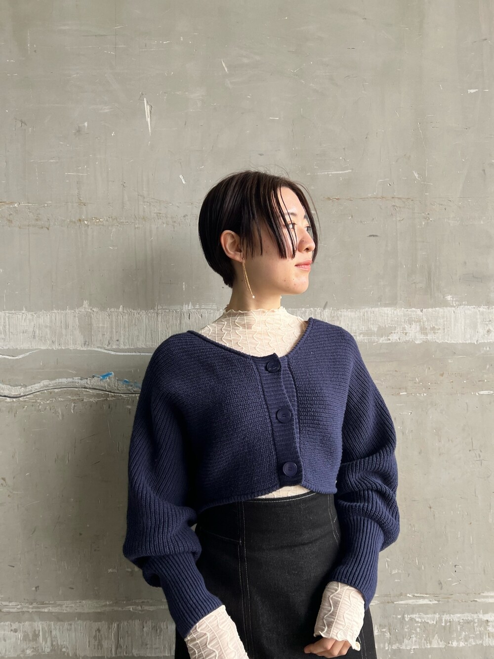 レッド系のブーツ、ホワイト系のTシャツ/カットソー、ブルー系のカーディガン/ボレロを着用したレディースの冬コーディネートの3枚目の写真