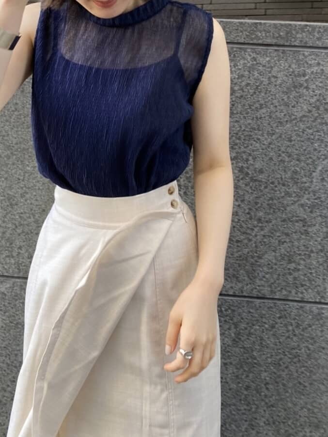 その他のその他シューズ、ブルー系のシャツ/ブラウス、ホワイト系のスカートを着用したレディースの夏コーディネートの5枚目の写真