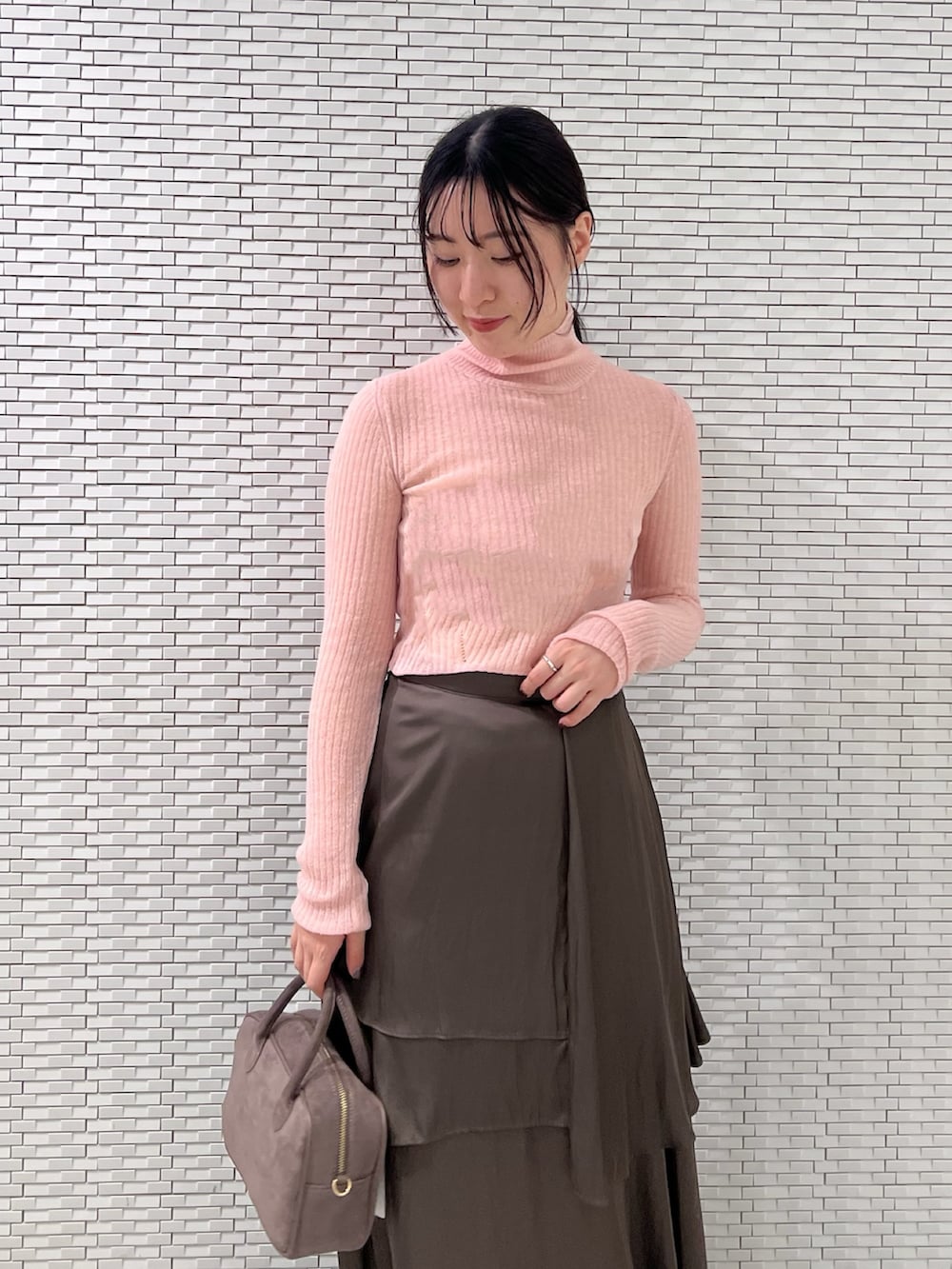 ブラック系のブーツ、ピンク系のニット/セーター、ブラウン系のスカートを着用したレディースの秋コーディネートの4枚目の写真