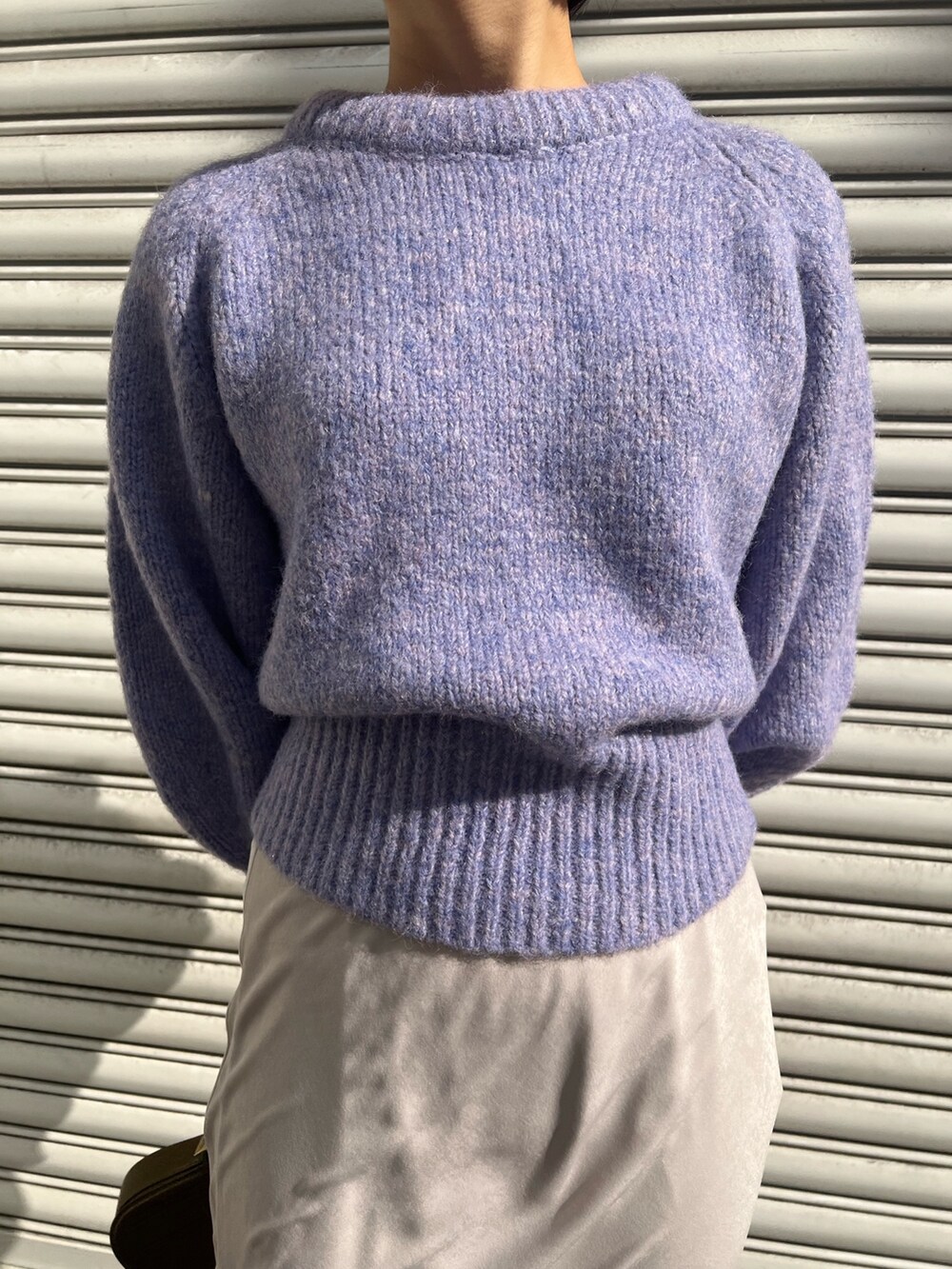 ブラウン系のショルダーバッグ、ベージュ系のブーツ、ベージュ系のダウンジャケット/コートを着用したレディースの冬コーディネートの6枚目の写真