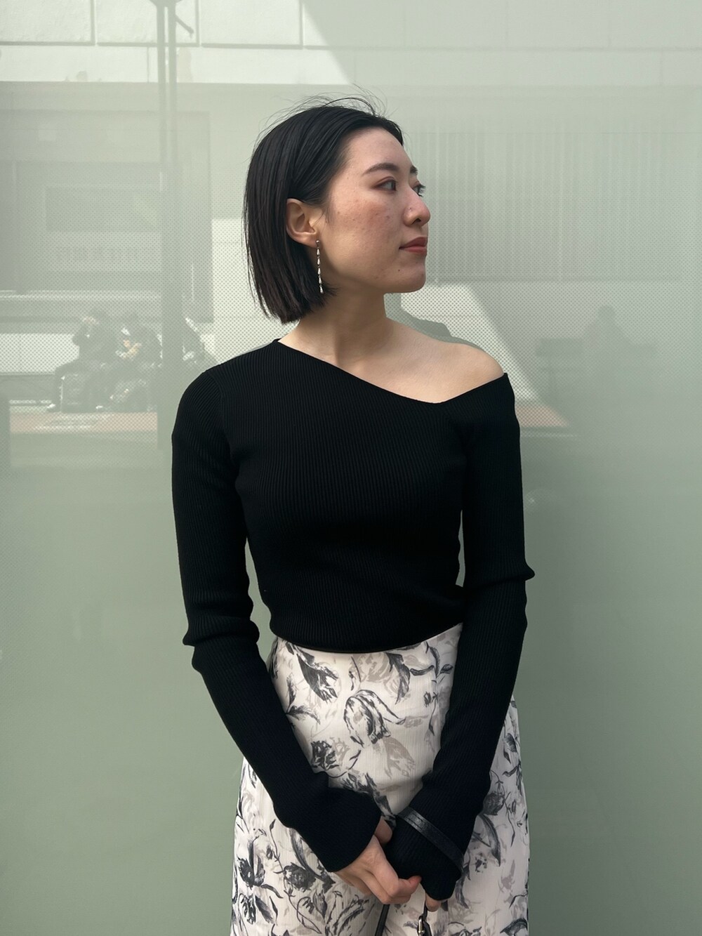 ブラック系のスニーカー、ブラック系のニット/セーター、パープル系のテーラードジャケットを着用したレディースの春コーディネートの5枚目の写真