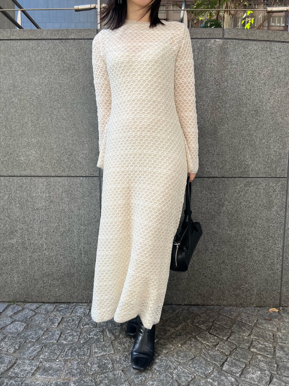 ホワイト系のブルゾン、ホワイト系のワンピース、ブラック系のブーツを着用したレディースの秋コーディネートの8枚目の写真