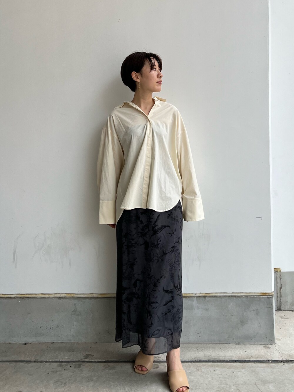 ベージュ系のサンダル、ホワイト系のスカート、ホワイト系のシャツ/ブラウスを着用したレディースの秋コーディネートの2枚目の写真