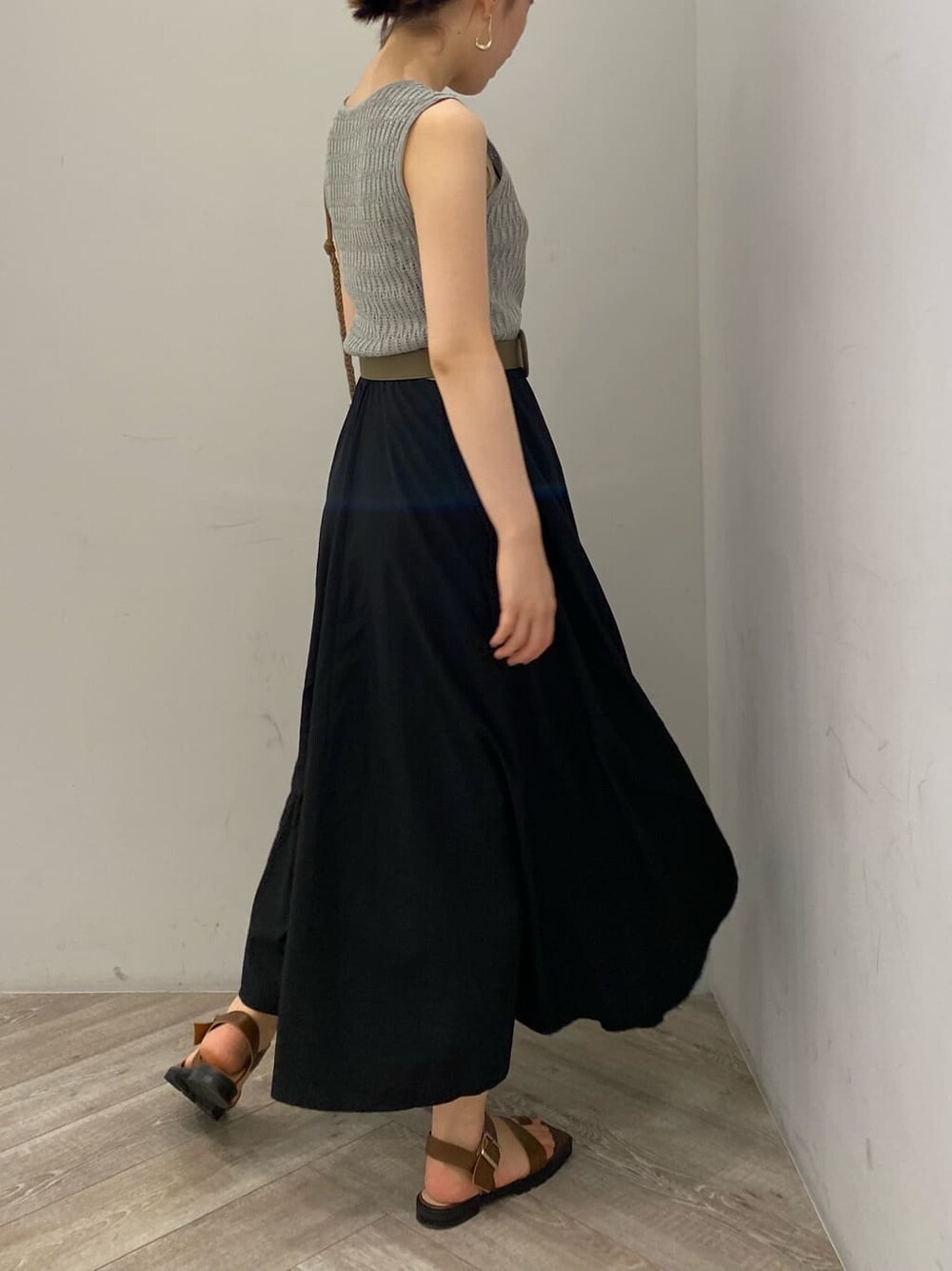 ブラウン系のサンダル、ベージュ系のショルダーバッグ、グレー系のワンピースを着用したレディースの夏コーディネートの3枚目の写真