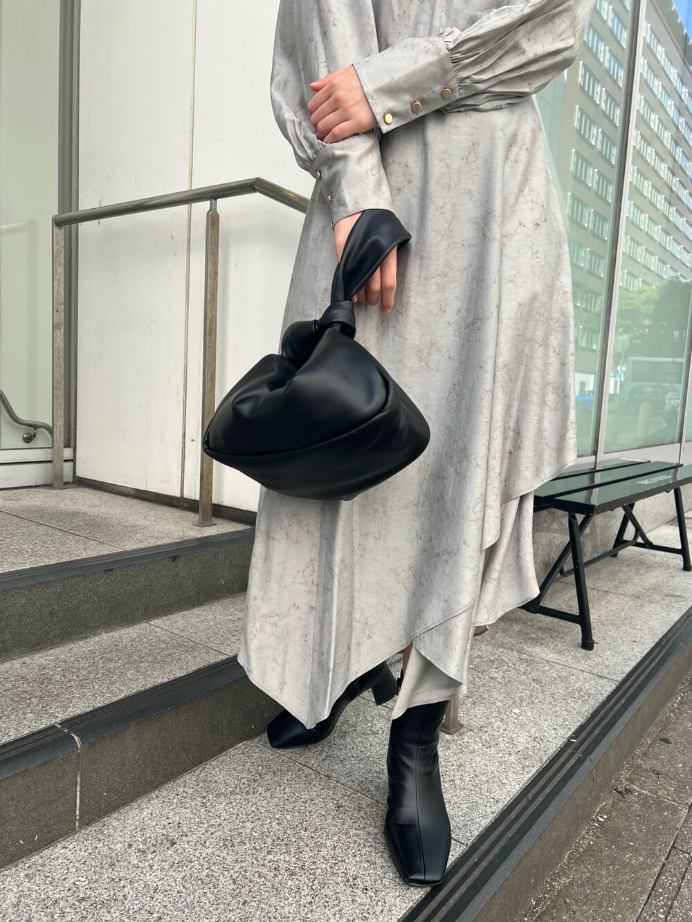 グレー系のカーディガン/ボレロ、グレー系のワンピース、ブラック系のブーツを着用したレディースの秋コーディネートの7枚目の写真