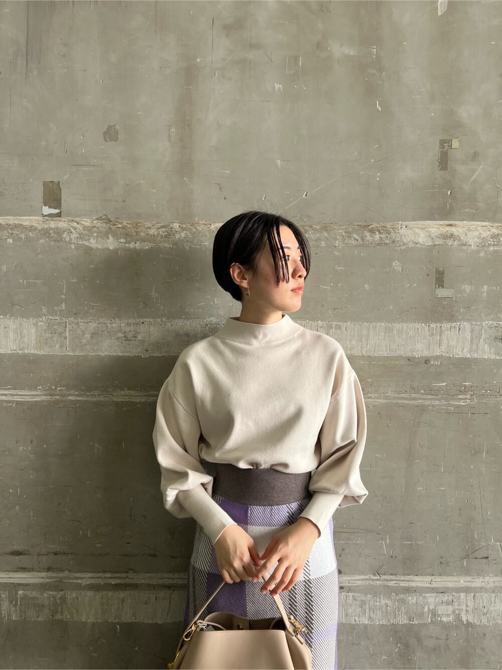 ホワイト系のニット/セーター、レッド系のブーツ、パープル系のスカートを着用したレディースの秋コーディネートの7枚目の写真