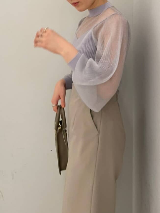 ベージュ系のその他パンツ、ベージュ系のその他シューズ、パープル系のニット/セーターを着用したレディースの秋コーディネートの6枚目の写真