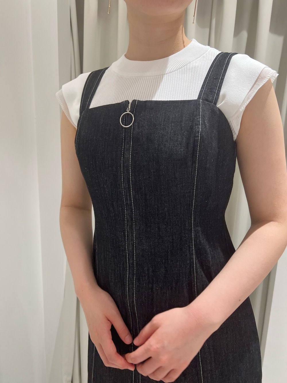 ベージュ系のサンダル、ブラック系のワンピース、ホワイト系のニット/セーターを着用したレディースの春コーディネートの4枚目の写真