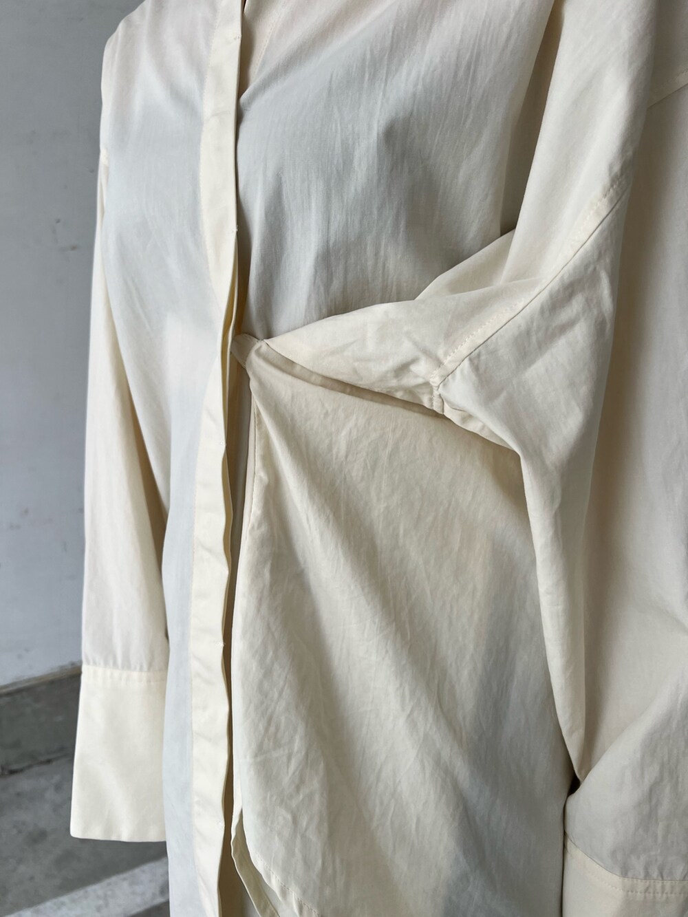 ベージュ系のサンダル、ホワイト系のスカート、ホワイト系のシャツ/ブラウスを着用したレディースの秋コーディネートの7枚目の写真