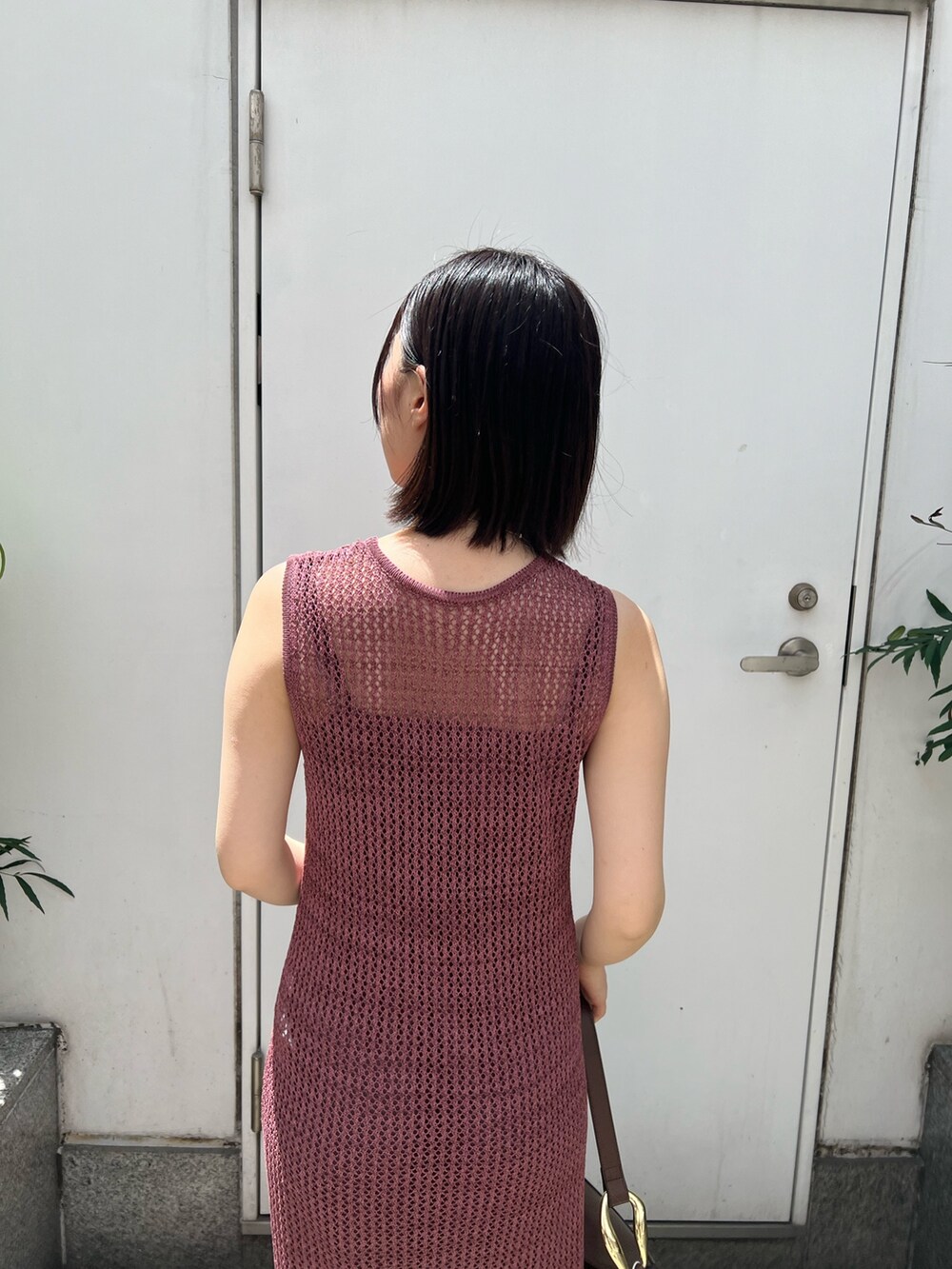 ブラウン系のショルダーバッグ、ホワイト系のシャツ/ブラウス、ピンク系のワンピースを着用したレディースの春コーディネートの6枚目の写真