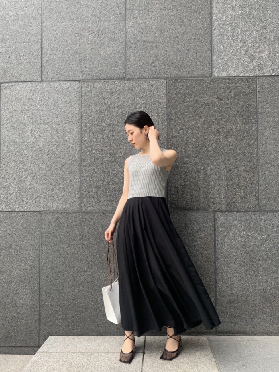 ブラック系のサンダル、グレー系のワンピースを着用したレディースの春コーディネートの2枚目の写真