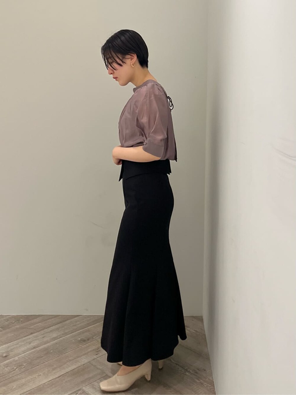 グリーン系のサンダル、パープル系のシャツ/ブラウス、ブラック系のスカートを着用したレディースの夏コーディネートの2枚目の写真