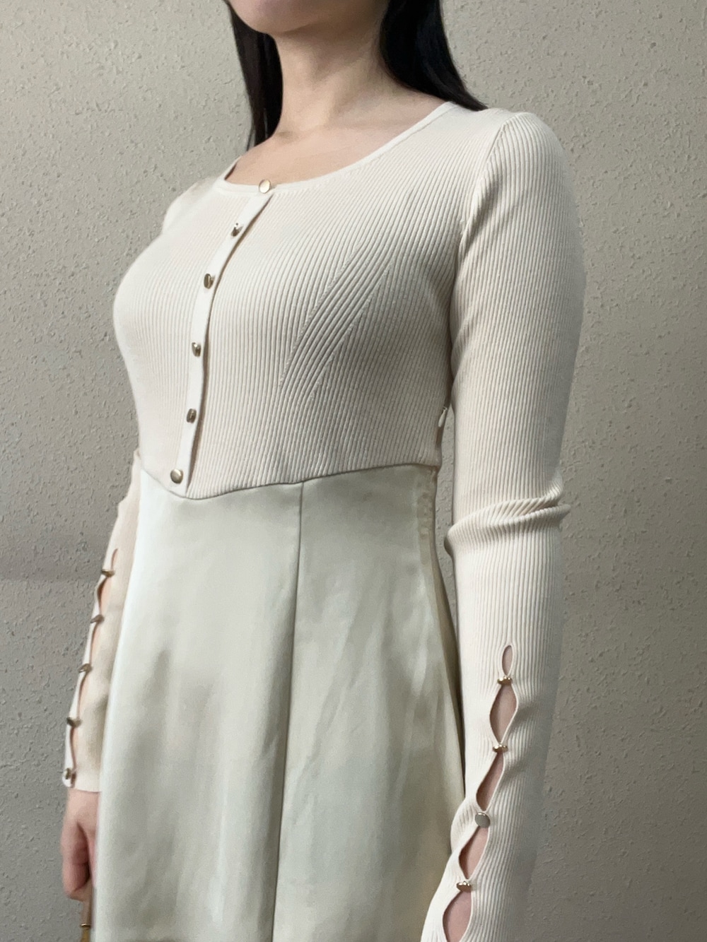 ホワイト系のワンピース、ブラック系のブーツを着用したレディースの秋コーディネートの4枚目の写真