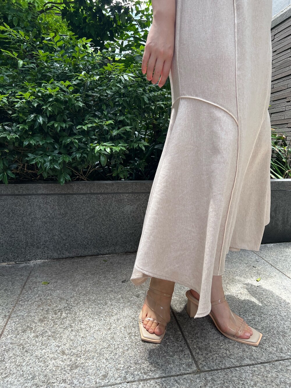 その他のサンダル、パープル系のニット/セーター、ホワイト系のスカートを着用したレディースの夏コーディネートの6枚目の写真