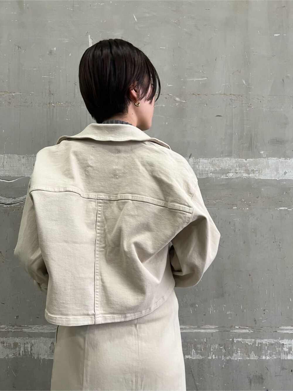 ブラウン系のパンプス、ベージュ系のデニムジャケット、ベージュ系のスカートを着用したレディースの夏コーディネートの7枚目の写真