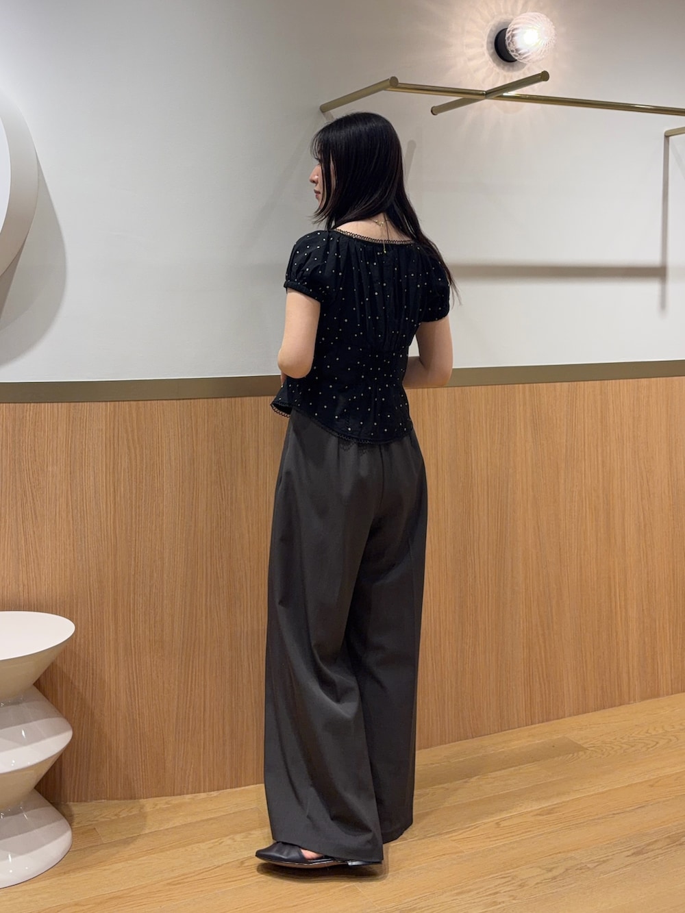 その他のシャツ/ブラウス、グレー系のその他パンツ、ホワイト系のハンドバッグを着用したレディースの春コーディネートの2枚目の写真